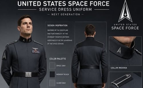 Trump desvela uniforme de Fuerza Espacial; las redes lo comparan con traje nazi