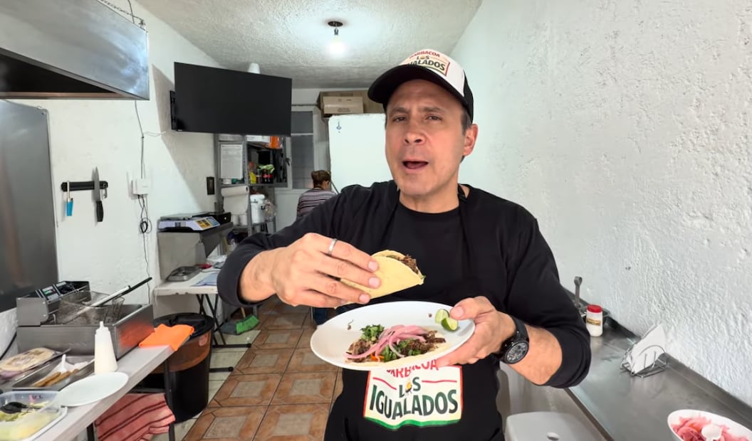 Ulises de la Torre abre "Los Igualados", su negocio de comida.
Foto: YouTube, vía 
Marco Antonio Silva Oficial