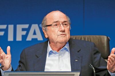 FIFA reduce sanción a Blatter y Platini