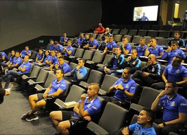 Los árbitros se preparan para el grito de "put..."