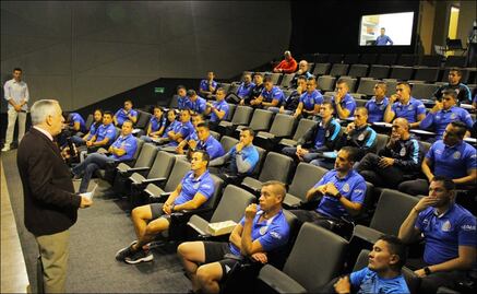 Los árbitros se preparan para el grito de "put..."