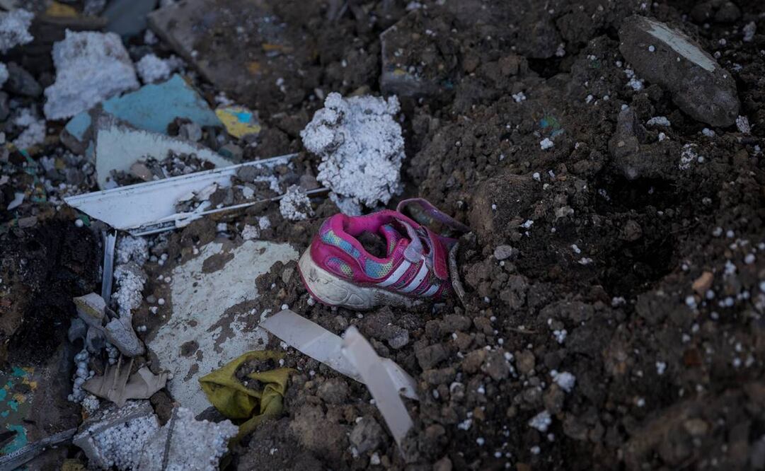 Según la Fiscalía General de Ucrania, estos datos no son definitivos, ya que resulta muy complicado investigar en las áreas en que se producen las hostilidades / Foto: EFE