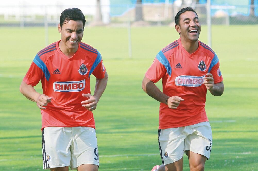 Omar Bravo (izq.) ha sido más contundente con el sistema implementado por Matías Almeyda, considera Marco Fabián, quien ahora se divierte (JORGE BARAJAS. JAM MEDIA)