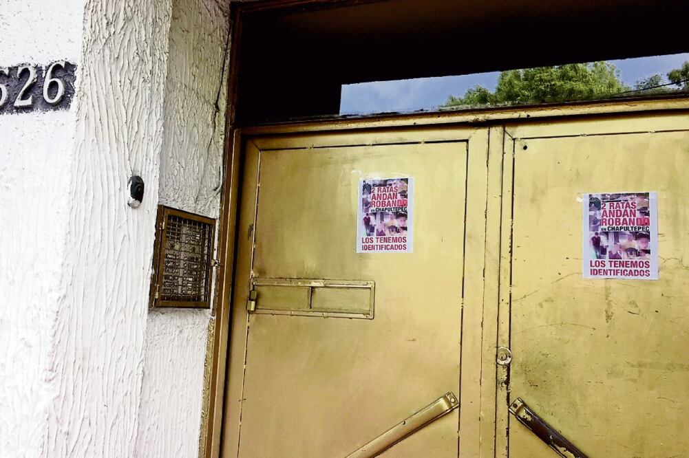 Inquilinos decidieron colocar volantes con advertencias a la entrada de su edificio (FOTOS: ESPECIAL)