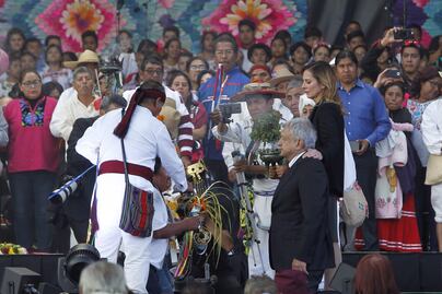 ¿Qué le dijo a AMLO el indígena que se le hincó?