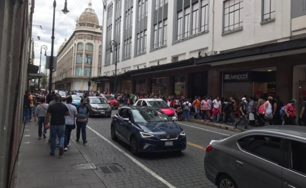 “Ojalá no nos contagiemos”: Pese a semáforo naranja, pasean en el Centro de CDMX