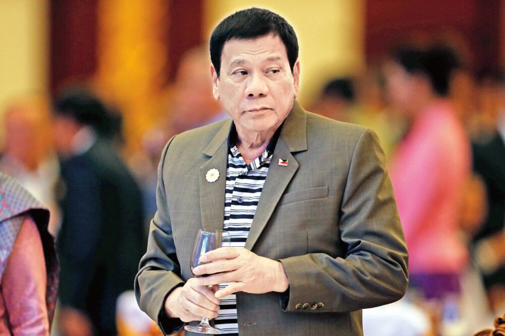 presidente filipino Rodrigo Duterte participó anoche en una cena de bienvenida de la cumbre de la ASEAN, en Vientiane, Laos (SOE ZEYA TUN. REUTERS)