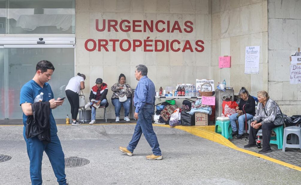Familias de víctimas del Puente de la Concordia esperan noticias afuera del INR (13/09/2025). Foto: Gabriel Pano / EL UNIVERSAL