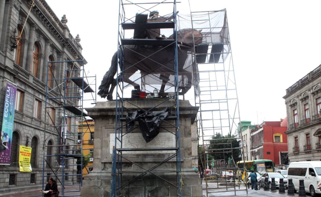 En septiembre de 2013 la pátina de la escultura “El Caballito”, realizada hace más de 200 años por Manuel Tolsá, resultó afectada por el uso de ácido nítrico; sin embargo, no es el único problema que enfrenta la obra.  FOTO: ARCHIVO / EL UNIVERSAL
