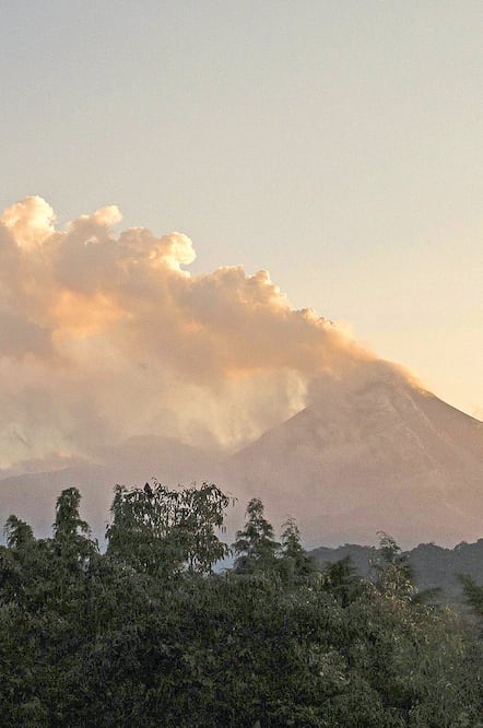 Elementos de Protección Civil de Colima recorrieron las comunidades de La Yerbabuena y La Becerrera, las más cercanas al cráter, para repartir cubrebocas y realizar pláticas informativas ante la posibilidad de un desalojo. FOTO: SERGIO TAPIRO VELASCO