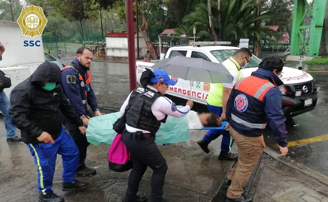 Policía auxilia a mujer venezolana en labor de parto en estación La Raza del Metro CDMX. Foto: Especial