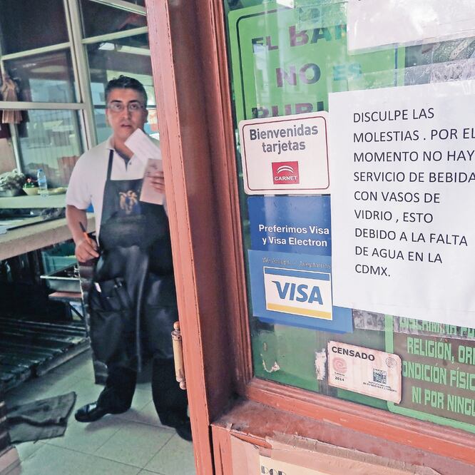 Algunos dueños de comercios avisan a sus clientes el racionamiento del agua que hay en los locales. Foto: LUIS CORTÉS. EL UNIVERSAL