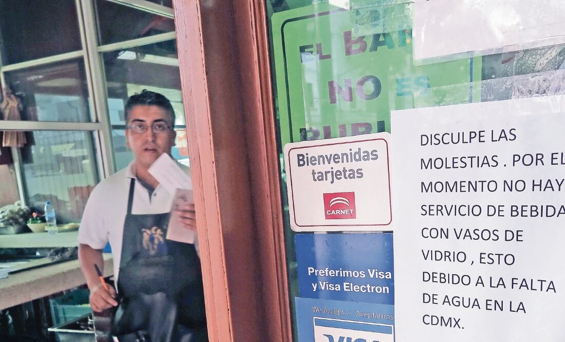 Algunos dueños de comercios avisan a sus clientes el racionamiento del agua que hay en los locales. Foto: LUIS CORTÉS. EL UNIVERSAL