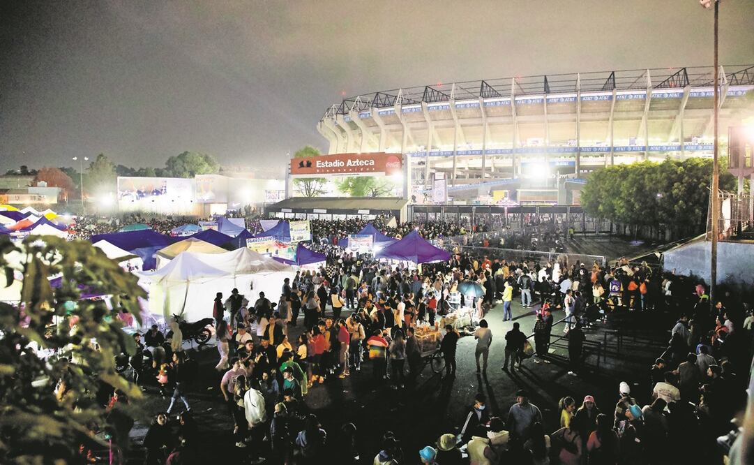 Varios fanáticos se quedaron con las ganas de entrar a ver a su ídolo el viernes; Ticketmaster dijo que repondría entradas.  Foto: Germán Espinosa / EL UNIVERSAL