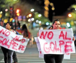 “No al golpe”, dice Ebrard;ofrece asilo a exmandatario