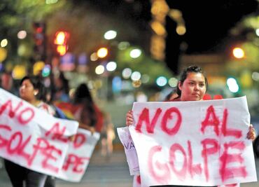 “No al golpe”, dice Ebrard;ofrece asilo a exmandatario