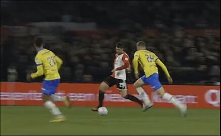 Santiago Giménez anota el quinto para el Feyenoord ante el Waalwijk