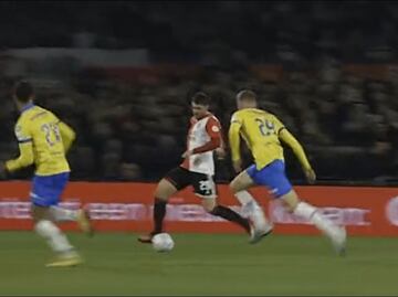 Santiago Giménez anota el quinto para el Feyenoord ante el Waalwijk