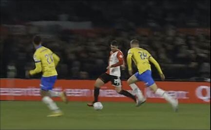 Santiago Giménez anota el quinto para el Feyenoord ante el Waalwijk