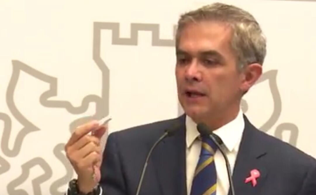 Yesterday Mexico City mayor Miguel Ángel Mancera presented a plan to distribute whistles among women so that they can alert passerbies and authorities that they are being attacked. (Photo: Screen grab from the video) 