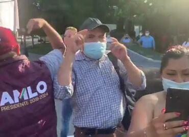 Simpatizantes de AMLO agreden al reportero Irving Pineda en Washington