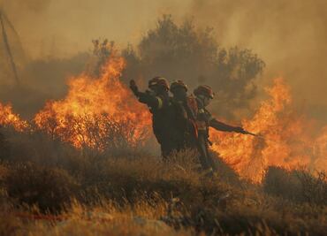 Incendios forestales amenazan zonas turísticas de Grecia y Turquía; autoridades evacuan a miles de personas