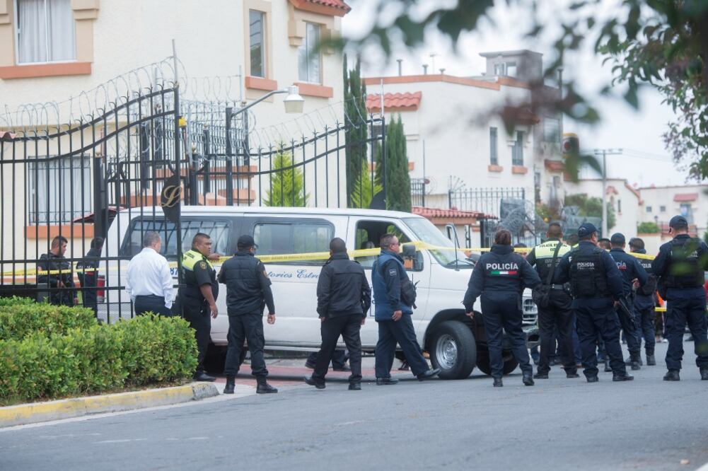 Elementos de la Base de Operaciones Mixta acudieron al fraccionamiento Villa s de Real, en el municipio de Tecámac, para indagar el triple homicidio (GUILLERMO PEREA. EL UNIVERSAL)