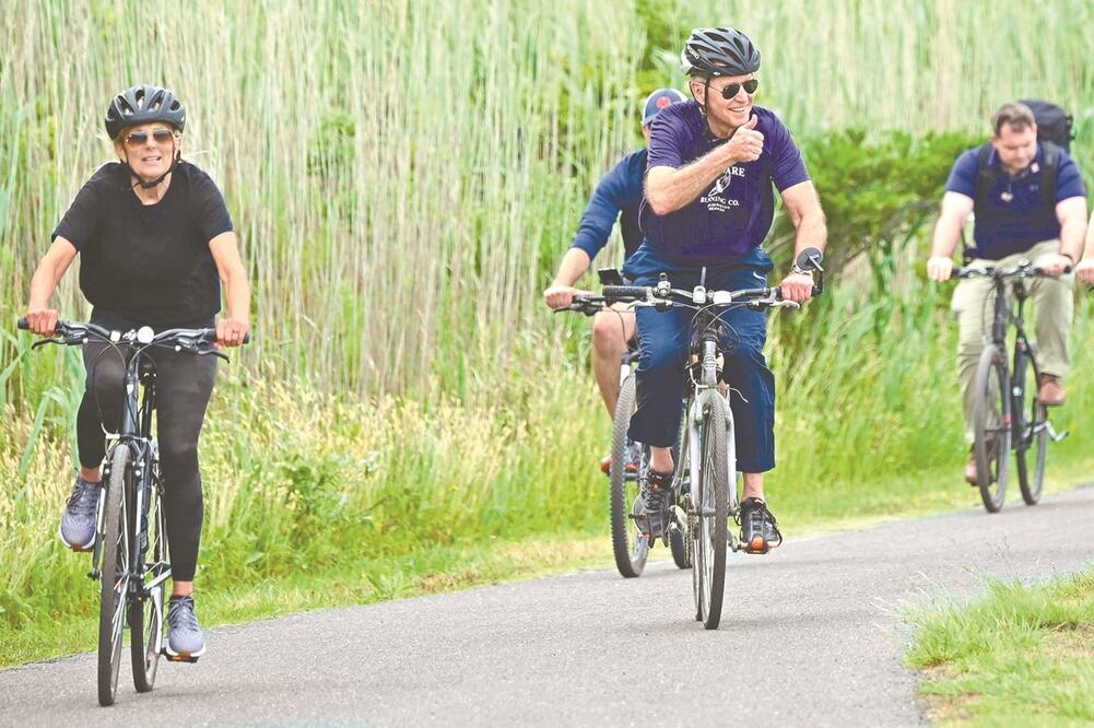 La primera dama Jill Biden, con el mandatario Joe Biden, ayer en un paseo en bicicleta en el parque estatal Cape Henlopen, Lewes, Delaware. Foto: JIM WATSON. AFP