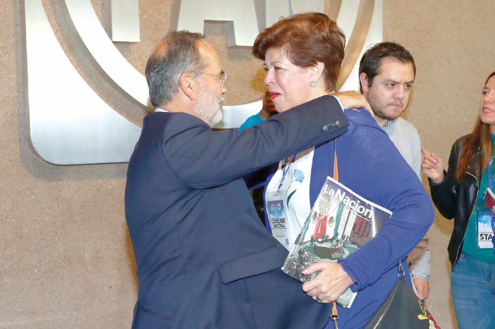 Cecilia Romero, quien presidirá la Comisión Nacional Organizadora Electora l , es felicitada por el ex presidente panista, Gustavo Madero. (YADÍN XOLALPA. EL UNIVERSAL)