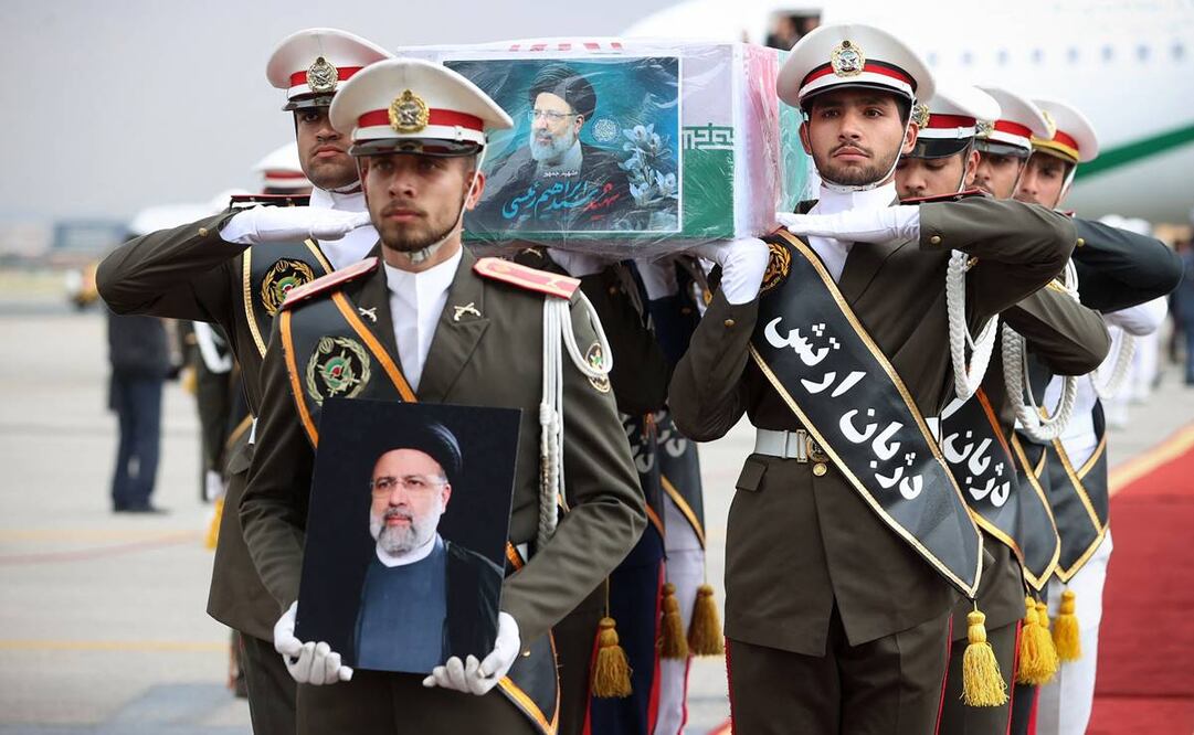 Guardias de honor llevando el ataúd del difunto presidente Ebrahim Raisi durante una procesión fúnebre. Foto:AFP