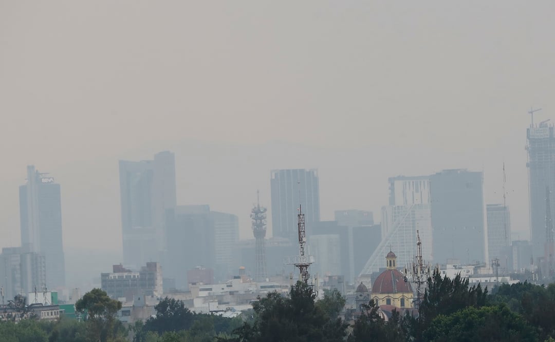 Contaminación en la Ciudad de México (México). La fase uno de contingencia ambiental atmosférica por ozono en la zona metropolitana del Valle de México continuará este miércoles por tercer día consecutivo y con la aplicación del doble hoy no circula para el día jueves 16 de mayo, informó la Comisión Ambiental de la Megalópolis (Came). EFE/Mario Guzmán