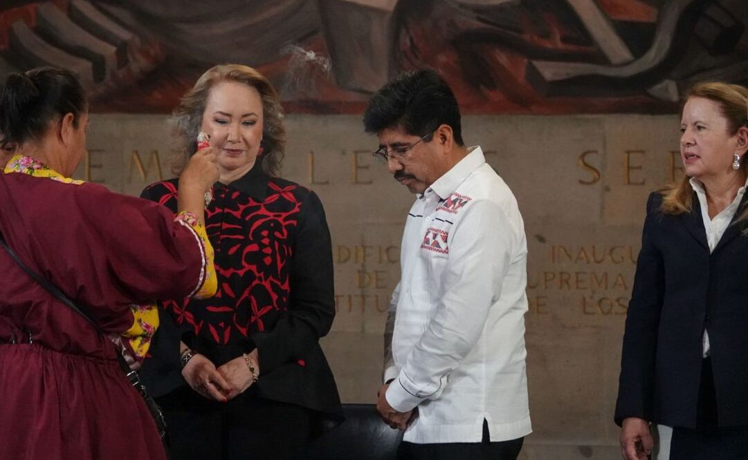 Los ministros durante la ceremonia tradicional de los pueblos indígenas de Baja California realizada previo al inicio del Espacio de Diálogo de los Saberes: Las Mujeres Indígenas y Afromexicanas en la Nueva SCJN en la sede central del Poder Judicial este 10 de septiembre de 2025. Foto: Galo Cañas/ Cuartoscuro