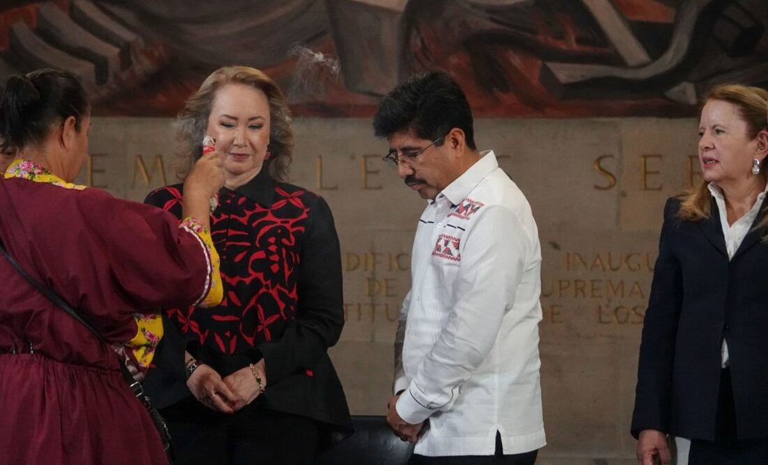 Los ministros durante la ceremonia tradicional de los pueblos indígenas de Baja California realizada previo al inicio del Espacio de Diálogo de los Saberes: Las Mujeres Indígenas y Afromexicanas en la Nueva SCJN en la sede central del Poder Judicial este 10 de septiembre de 2025. Foto: Galo Cañas/ Cuartoscuro