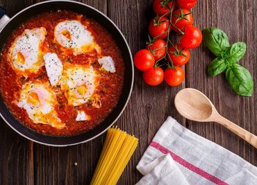 Por qué se pega la comida a los sartenes