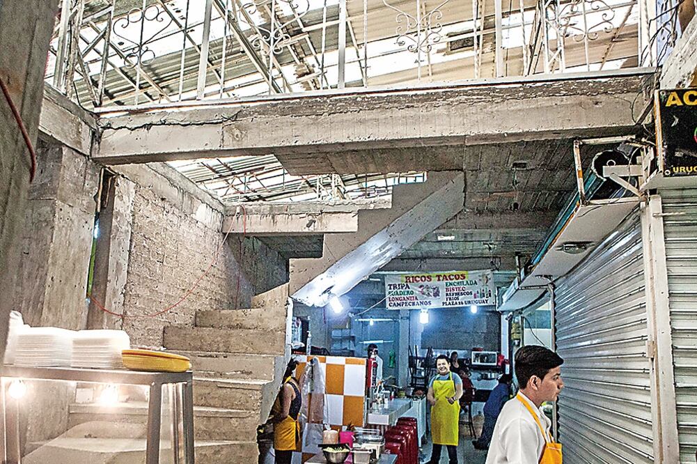 Una de las plazas donde serán reinstalados los ambulantes se encuentra en República de Uruguay número 26, sin embargo, aún está en obra negra (GERMÁN ESPINOSA. EL UNIVERSAL)