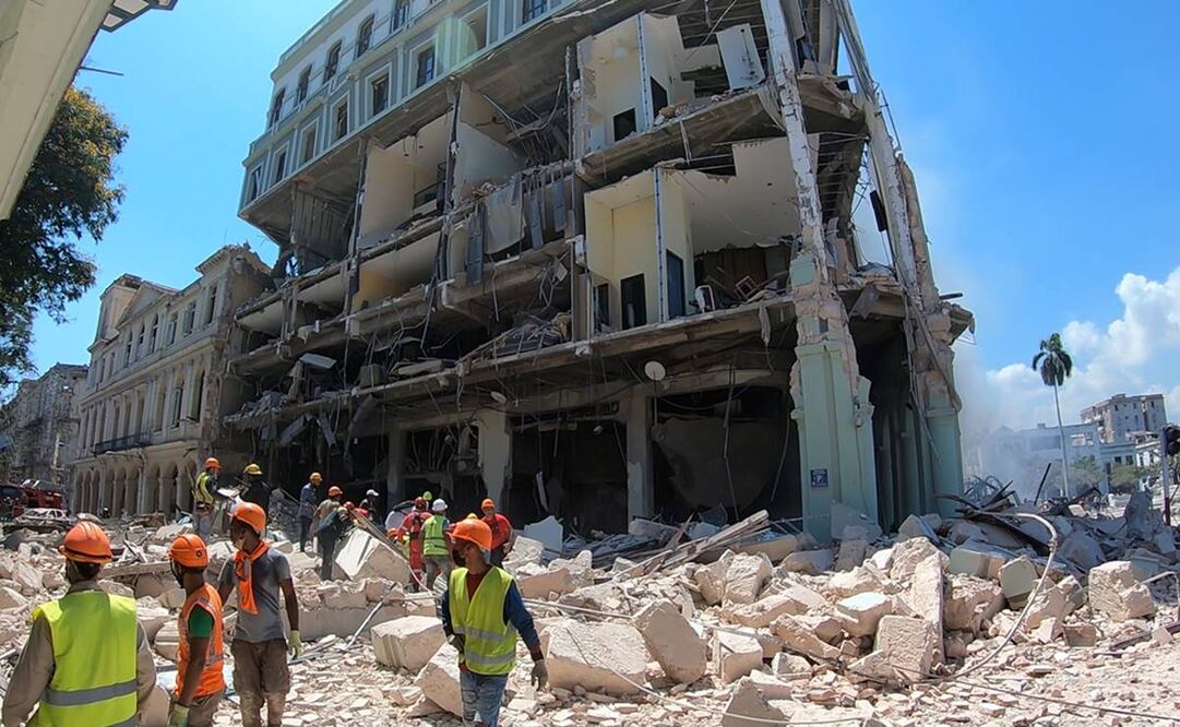 Cuerpos de emergencia trabajan en la remoción de escombros tras una explosión en Hotel Saratoga, en la capital cubana. Foto: Ernesto Mastrascusa/EFE
