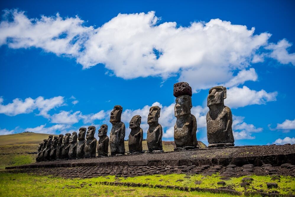 En Tapati Rapa Nui el sol sale por detrás de los quince moai; las estatuas se recortan a contraluz. (Pixabay)
