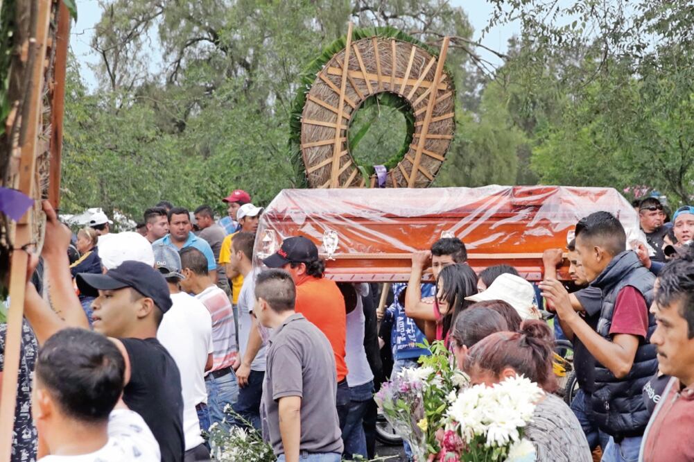“¡Se ve, se siente, Felipe está presente”, coreaban las personas que acompañaron al cortejo fúnebre por las calles de Iztapalapa. Algunos arrebataban teléfonos y cámaras que intentaban grabar el paso del féretro. (FOTOS: IVAN STEPHENS. EL UNIVERSAL)