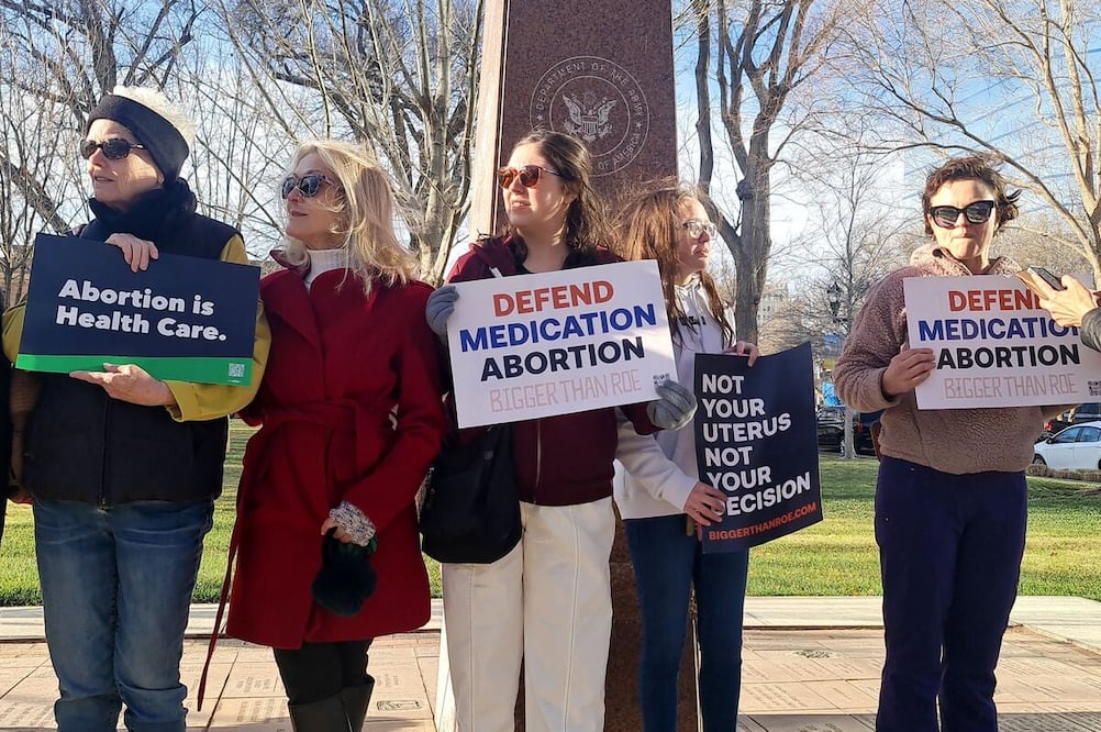 Defensoras del derecho al aborto reunidas frente al Palacio de Justicia en Texas. Foto: AFP