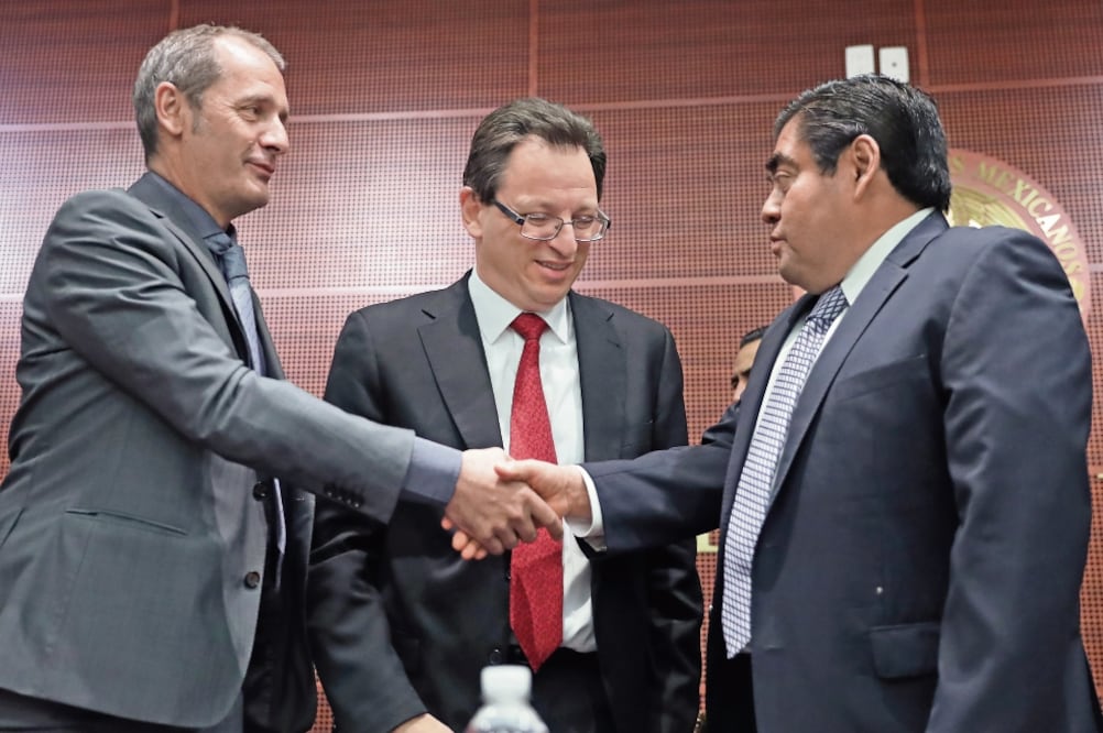 Juan-Pedro Schaerer, jefe de la delegación de la Cruz Roja; Jesús Peña, representante de la ONU, y el senador Miguel Barbosa durante el foro. (LUCÍA GODÍNEZ. EL UNIVERSAL)