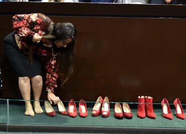 Diputadas protestan por feminicidio de Fátima; panistas se quitan los zapatos