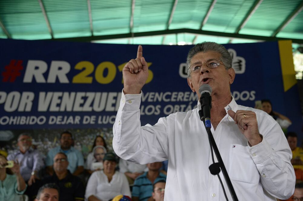 El presidente de la Asamblea Nacional, Henry Ramos Allup, participa durante un acto organizado por la Mesa de la Unidad Democracia (MUD), en Caracas (Foto: EFE)