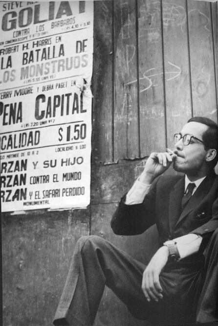 El escritor Salvador Elizondo en Tepito, en 1965. Imagen capturada por Paulina Lavista (IMÁGENES TOMADAS DE “SALVADOR ELIZONDO. DIARIOS 1945-1985)