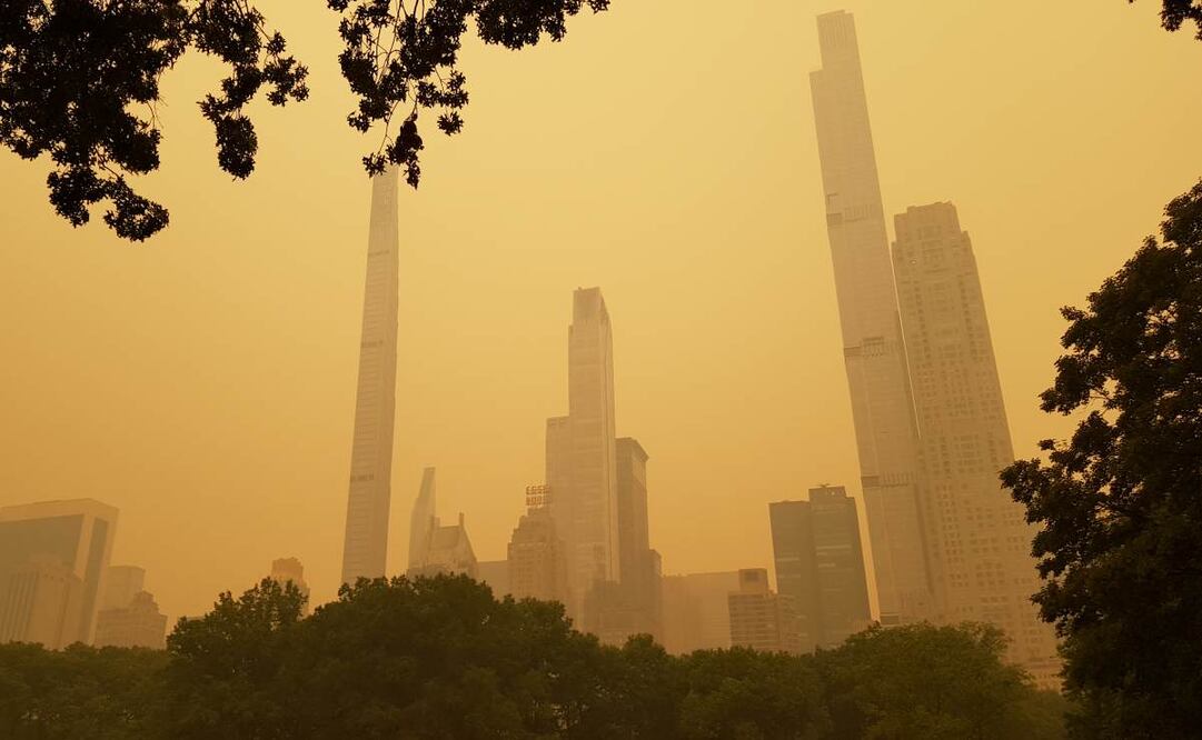 Humo resultante de los incendios forestales canadienses envuelve edificios cercanos al Central Park de Nueva York. Foto: EFE