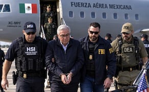 Ilustración hecha con inteligencia artificial, donde aparece el gobernador con licencia de Sinaloa, Rubén Rocha Moya, escoltado por autoridades de Estados Unidos (EU). Foto: X @derekmaltz_sr