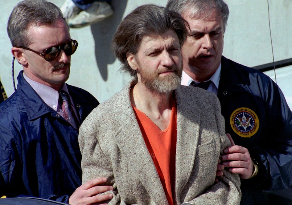 Theodore "Ted" Kaczynski es escoltado a su auto afuera de una corte federal en Helena, Montana, el 4 de abril de 1996. Foto: AP