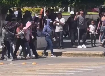 Padres de familia acusan a mujer de quedarse dinero de escuela en Ixmiquilpan; la golpean y obligan a caminar descalza
