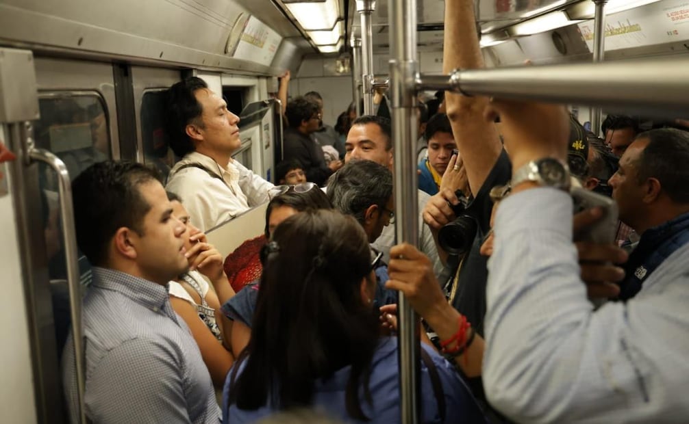 El exfuncionario Marx Arriaga abandonó las instalaciones de la SEP tras 100 horas atrincherado en su oficina este martes 17 de febrero de 2026. Foto: Fernanda Rojas/ EL UNIVERSAL
