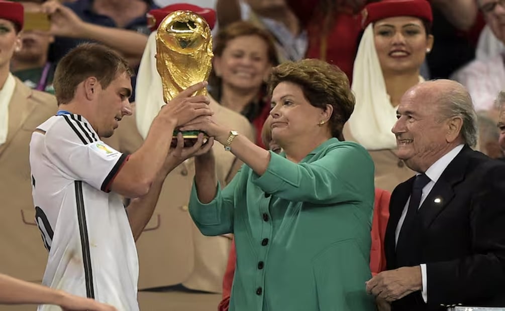 La expresidenta de Brasil, Dilma Russeff, entrega la Copa del Mundo a Alemania en el Mundial de 2014; esa noche fue abucheada. Foto: AFP