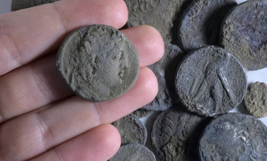 Los arqueólogos piensan que se trataba de los ahorros de un hacendado que los dejó enterrados y no pudo volver por ellos. FOTO: EFE.